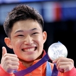 パリ五輪で銀メダルを手に喜ぶ玉井陸斗さん（撮影・吉澤敬太）