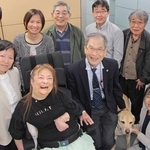 優生思想の根絶のため戦い続ける鈴木由美さん（前列左から２人目）や藤原精吾弁護士（同３人目）、弁護団、支援者たち＝神戸市中央区