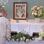 凶弾に倒れた小尻知博記者の遺影に手を合わせる市民＝３日午前、西宮市与古道町、朝日新聞阪神支局