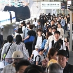 新幹線の利用客で混雑するＪＲ新神戸駅＝３日午前、神戸市中央区加納町１（撮影・大田将之）