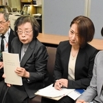 県議会で請願書が採択され、記者会見を開いた西垣迪世さん（左から２人目）ら＝３月２６日、神戸市中央区下山手通５、兵庫県庁（撮影・門田晋一）