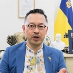 ロシアの一方的な侵略を受けるウクライナを踏まえ、憲法について語る岡部芳彦さん＝神戸市中央区、神戸学院大