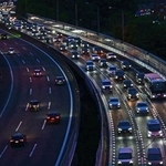 大阪方面へ向かう車で混み合う中国自動車道＝５日午後６時５４分、西宮市名塩木之元（撮影・大田将之）