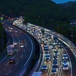 大阪方面へ向かう車で混み合う中国自動車道＝５日午後６時５３分、西宮市名塩木之元（撮影・大田将之）