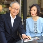 結婚からの半世紀を振り返る神田栄治さんと真理子さん＝神戸市東灘区