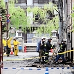 火災現場で検証作業を進める消防隊員ら＝６日午後、豊岡市城崎町湯島