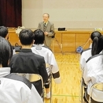 沖縄戦と兵庫との関わりについて学ぶ出前授業＝１月31日、神戸市北区藤原台中町５、有野中学校