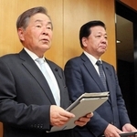 非公開会議終了後に取材に応じる兵庫県議会の浜田知昭議長（左）と谷井勲副議長