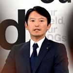 告発文書問題について報道陣からの質問に答える斎藤元彦知事＝８日午後、兵庫県庁（撮影・風斗雅博）