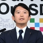 告発文書問題について報道陣からの質問に答える兵庫県の斎藤元彦知事＝８日午後、兵庫県庁（撮影・風斗雅博）