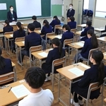 兵庫県内公立高校の２０２５年度一般入試で試験開始を待つ生徒たち＝３月１２日、神戸市内