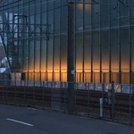 事故から丸２０年。一番電車のライトが祈りの杜を照らす＝２５日午前５時１０分、尼崎市久々知３（撮影・笠原次郎）