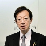 タワーマンションの「空室税」について検討会議を立ち上げる方針を示した久元喜造神戸市長＝９日午後、神戸市役所