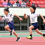 「キッズタイムトライアル」で力走する選手ら＝４月２０日、ユニバー記念競技場（撮影・斎藤雅志）