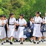 新緑の中、真っ白な夏服で登校する生徒たち＝１２日午前、神戸市灘区王子町（撮影・小林良多）