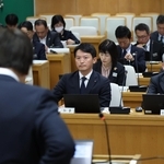 公益通報やパワハラなどについて研修を受ける斎藤元彦知事（中央）ら＝１２日午後、兵庫県庁（撮影・笠原次郎）