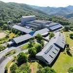 廃止が検討される兵庫県立粒子線医療センター＝２０２３年６月、たつの市新宮町光都１（同センター提供）