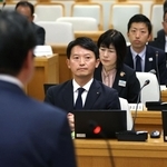 公益通報やパワハラなどについて研修を受ける斎藤元彦知事（中央）ら＝１２日午後、兵庫県庁（撮影・笠原次郎）