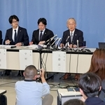 調査報告書について説明する第三者調査委員会の工藤涼二委員長（右から２人目）ら＝１３日午後、神戸市中央区（撮影・小林良多）