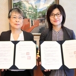連携協定の締結式に出席した神戸市の黒田慶子副市長（左）と神戸新聞社の西海恵都子常務取締役＝神戸市役所
