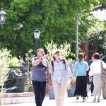 薄着で散策を楽しむ観光客ら。中には半袖姿も＝１３日午後、神戸市中央区北野町３