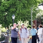 薄着で散策を楽しむ観光客ら。中には半袖姿も＝１３日午後、神戸市中央区北野町３