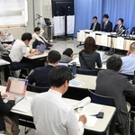 県保有情報の漏えい疑いを巡り、調査報告書の説明などが行われた会見＝１３日午後、神戸市中央区（撮影・小林良多）