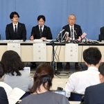 県保有情報の漏えい疑いを巡り、調査報告書について説明する第三者調査委員会の工藤涼二委員長（右から２人目）ら＝１３日午後、神戸市中央区（撮影・小林良多）