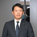 第三者調査委員会の報告書を巡り、取材に応じる斎藤元彦兵庫県知事＝１４日午後、神戸市中央区、兵庫県庁（撮影・大田将之）