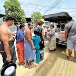 モーママさんらが用意した食料を並んで受け取る避難者＝４月、ミャンマー中部マンダレー（ＰＨＤ協会提供）