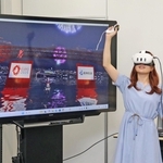花火が上がる港大橋を仮想現実（ＶＲ）空間で体験する関係者＝大阪市北区中之島３