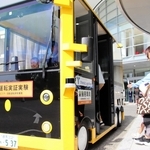 自動運転バスに乗り込む親子連れ＝淡路市夢舞台