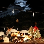 かがり火が揺れる中、大天守を背景に演じられた薪能＝１６日夜、姫路城三の丸広場（撮影・辰巳直之）