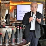 船内の試飲会で、商品開発への思いを語る米澤仁雄社長