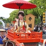 千姫に扮（ふん）した姫路お城のアンバサダーらが登場したパレード＝１７日午後、姫路市の大手前通り（撮影・辰巳直之）