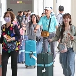 台湾から神戸空港に到着した旅行客ら＝１７日午後、神戸市中央区（撮影・小林良多）