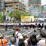 フラワーロードで華々しく開幕した神戸まつり＝１８日午前、神戸市中央区（撮影・笠原次郎）
