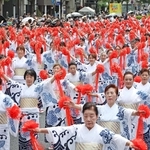 総勢約６００人。総踊りを披露する女性たち＝１８日午前、神戸市中央区（撮影・笠原次郎）
