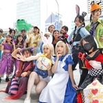 神戸まつりで初登場のコスプレイベント「かみこす！」に集ったコスプレ＾ヤーら＝１８日午前、神戸市中央区（撮影・丸山桃奈）