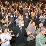 一本締めで金婚を祝う夫婦ら＝１８日午後、姫路市神屋町のアクリエひめじ（撮影・辰巳直之）