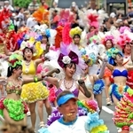 華やかな衣装を身にまとい、軽快なステップを披露するダンサーら＝１８日午後、神戸市中央区（撮影・笠原次郎）