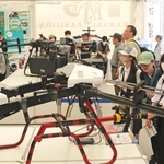 消火や物資運搬などで使われるドローンが展示された会場＝大阪市此花区の夢洲