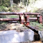 流木を止めるため、兵庫県が渓流に設けるコンクリート製の設備（県提供）