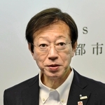 定例会見で記者の質問に答える久元喜造神戸市長＝２１日午後、神戸市役所