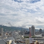 雲が多い神戸市街地の空。時々、晴れ間がのぞいた＝２２日午前、神戸市中央区東川崎町１から