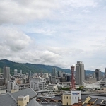 雲が多い神戸市街地の空。時々、晴れ間がのぞいた＝２２日午前、神戸市中央区東川崎町１から