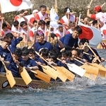 ドラや太鼓のリズムに合わせて力強く水をかくこぎ手たち＝２５日午後、相生市の相生湾（撮影・辰巳直之）