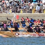 ドラや太鼓のリズムに合わせて力強く水をかくこぎ手たち＝２５日午後、相生市の相生湾（撮影・辰巳直之）