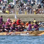 ドラや太鼓のリズムに合わせて力強く水をかくこぎ手たち＝２５日午後、相生市の相生湾（撮影・辰巳直之）