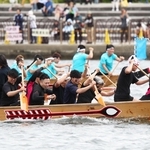 ドラや太鼓のリズムに合わせて力強く水をかくこぎ手たち＝２５日午後、相生市の相生湾（撮影・辰巳直之）